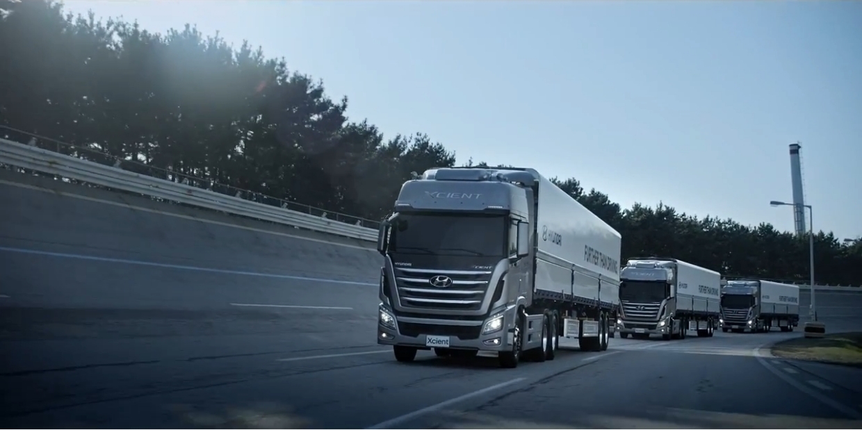 군집 주행을 펼치는 현대자동차 대형트럭 엑시언트의 모습