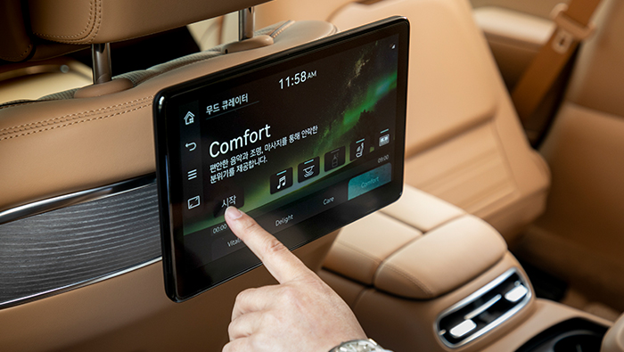 Using the rear seat touch screen