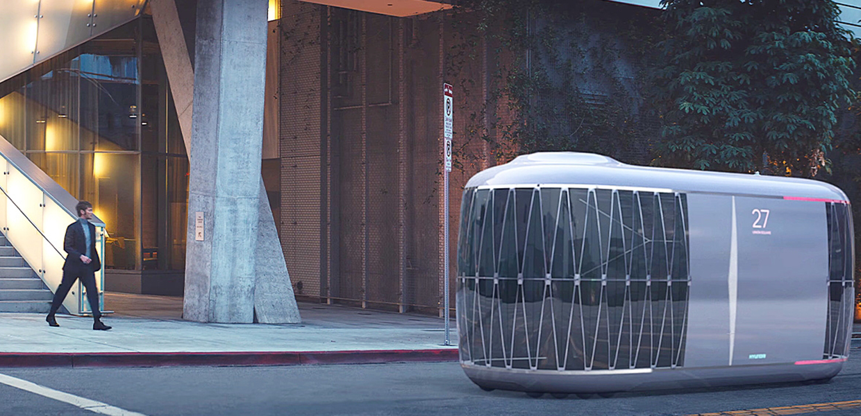 미래적인 모습을 띈 현대차그룹의 PBV를 향해 한 남자가 걸어가고 있다