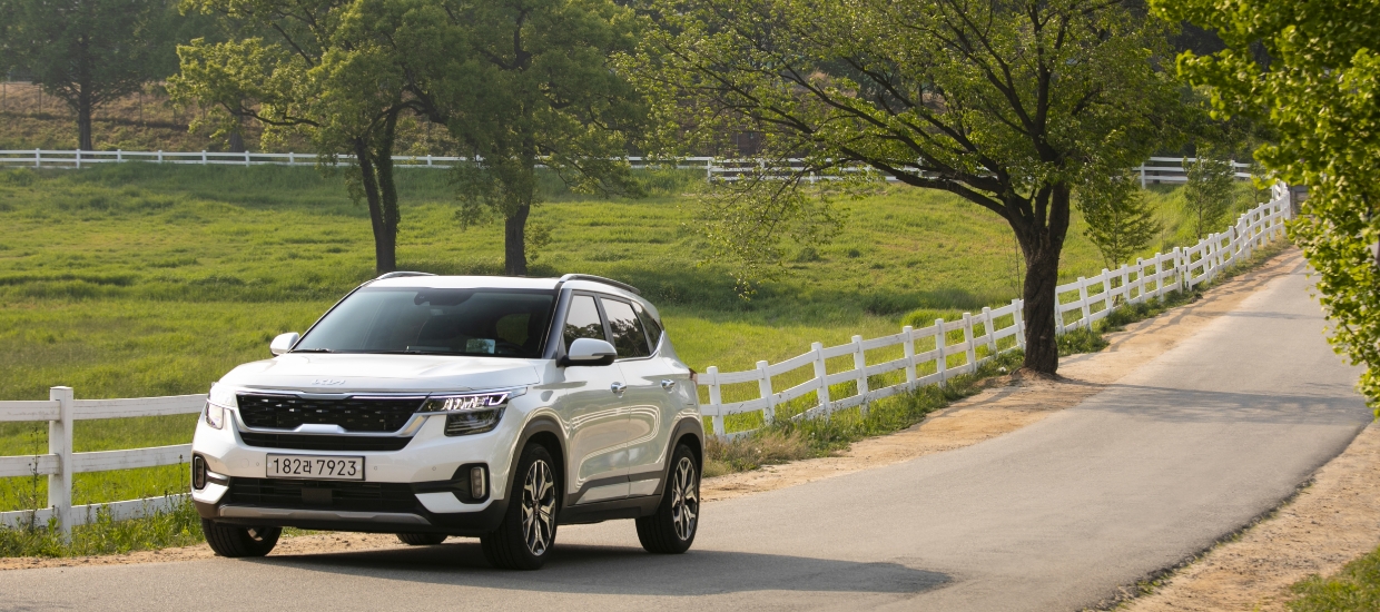 기아 셀토스가 도로에 서 있다