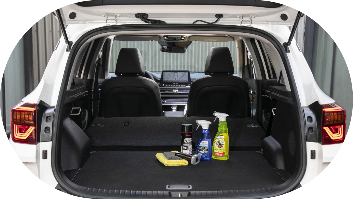 여러 세차 용품을 차량 트렁크에 비치한 모습