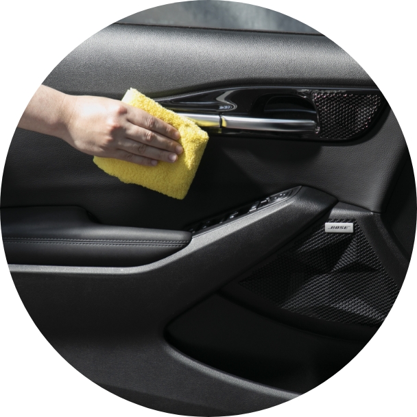 마른 수건으로 차량 내부를 청소하고 있다