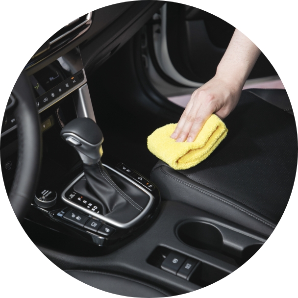 마른 수건으로 차량 시트를 청소하고 있다