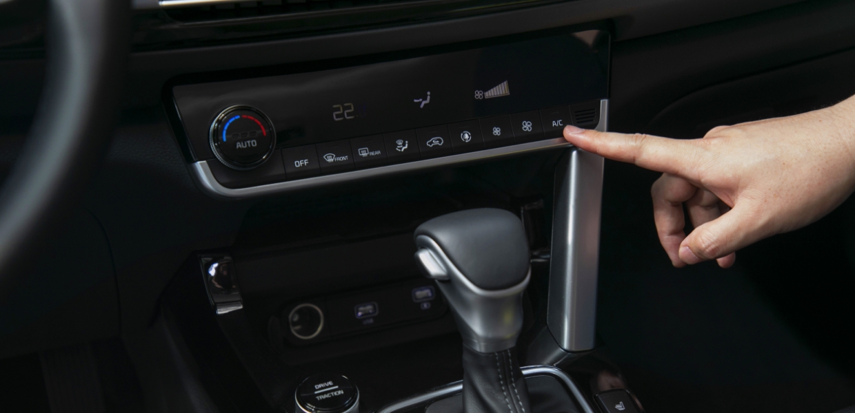 자동차 공조장치의 에어 컨디셔너 버튼을 조작하고 있는 모습