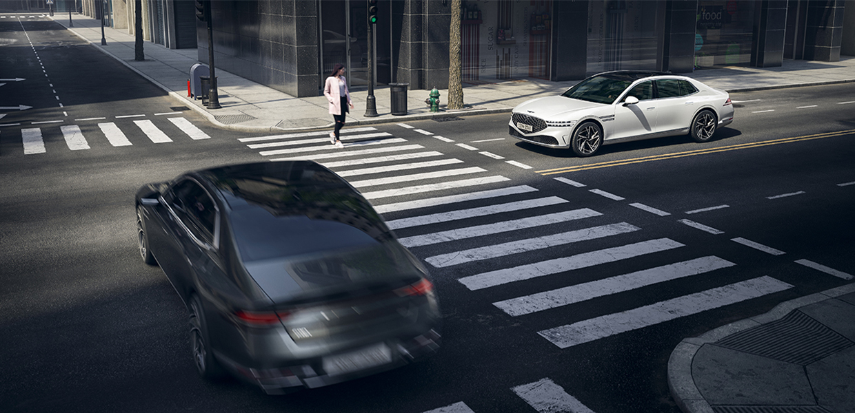 Genesis G90 detects vehicles and pedestrians ahead at an intersection