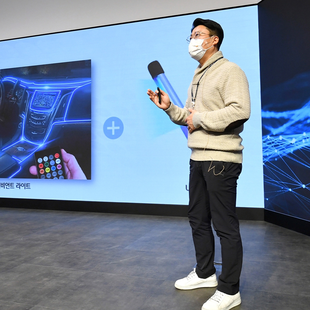 프레젠테이션 발표 화면과 마스크를 낀 남자