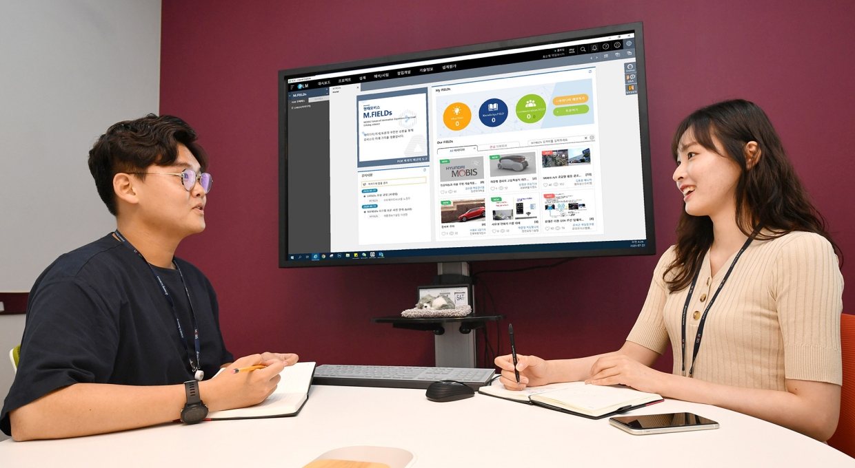 모니터를 사이에 둔 남녀가 대화를 나누는 모습