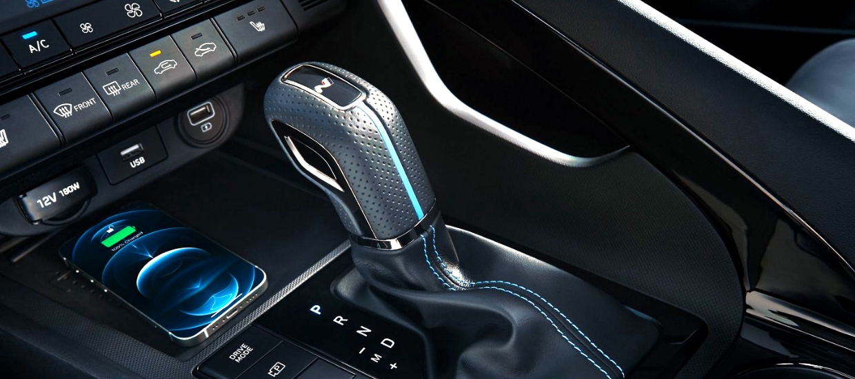 아반떼 N의 변속 레버와 그 주변부 모습