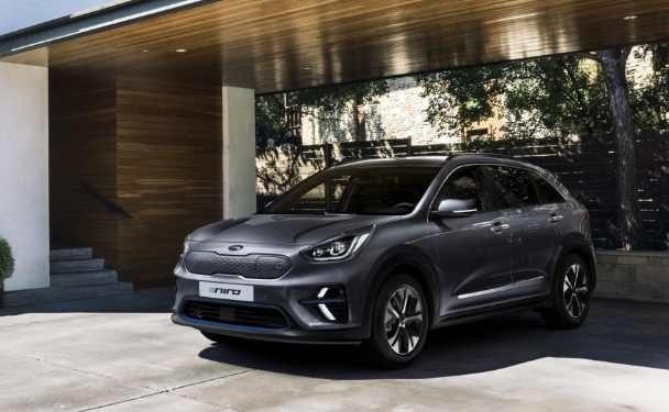 기아 니로 EV가 주차장에 서 있는 모습