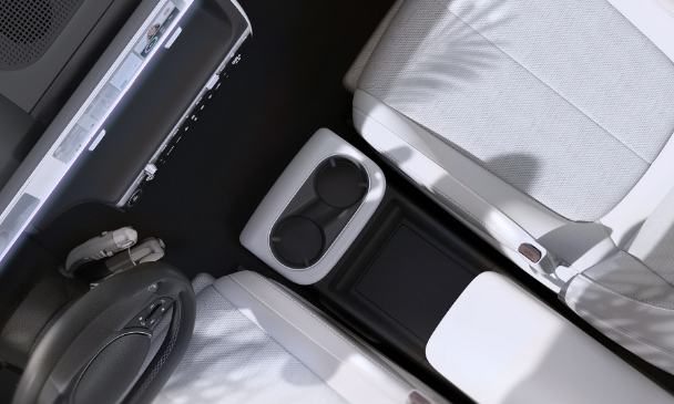 선루프를 통해 바라본 현대차 아이오닉 5의 실내 모습