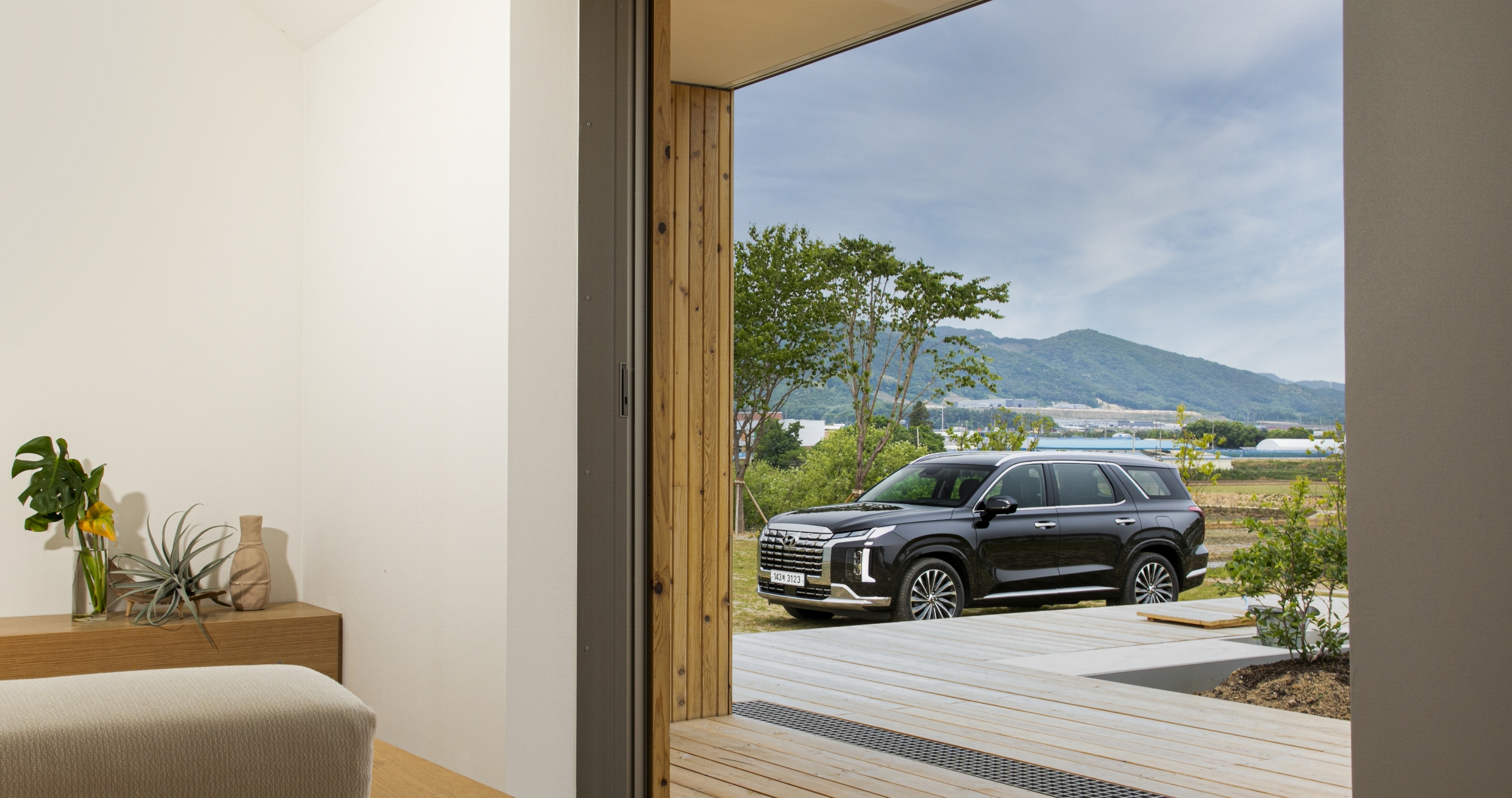 문 너머로 서 있는 더 뉴 팰리세이드의 모습