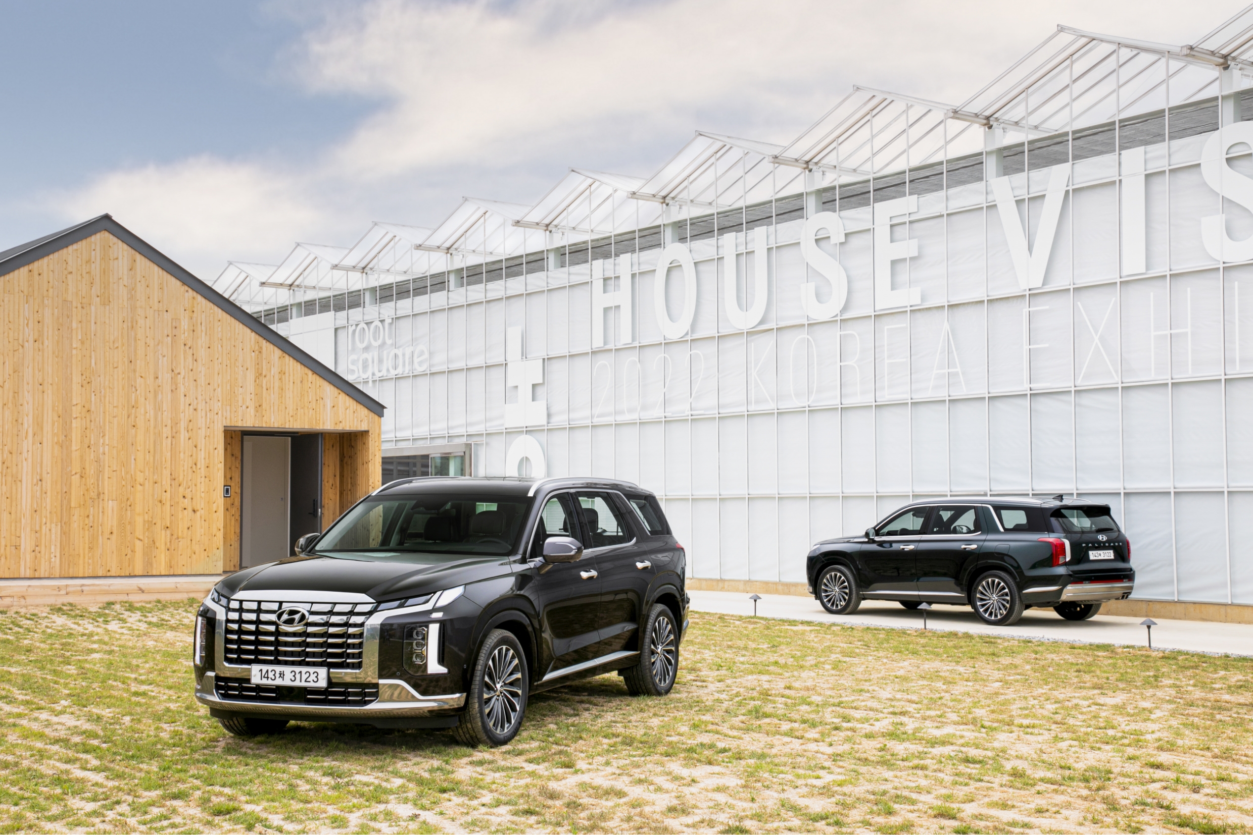 더 뉴 팰리세이드 2대가 서 있는 모습