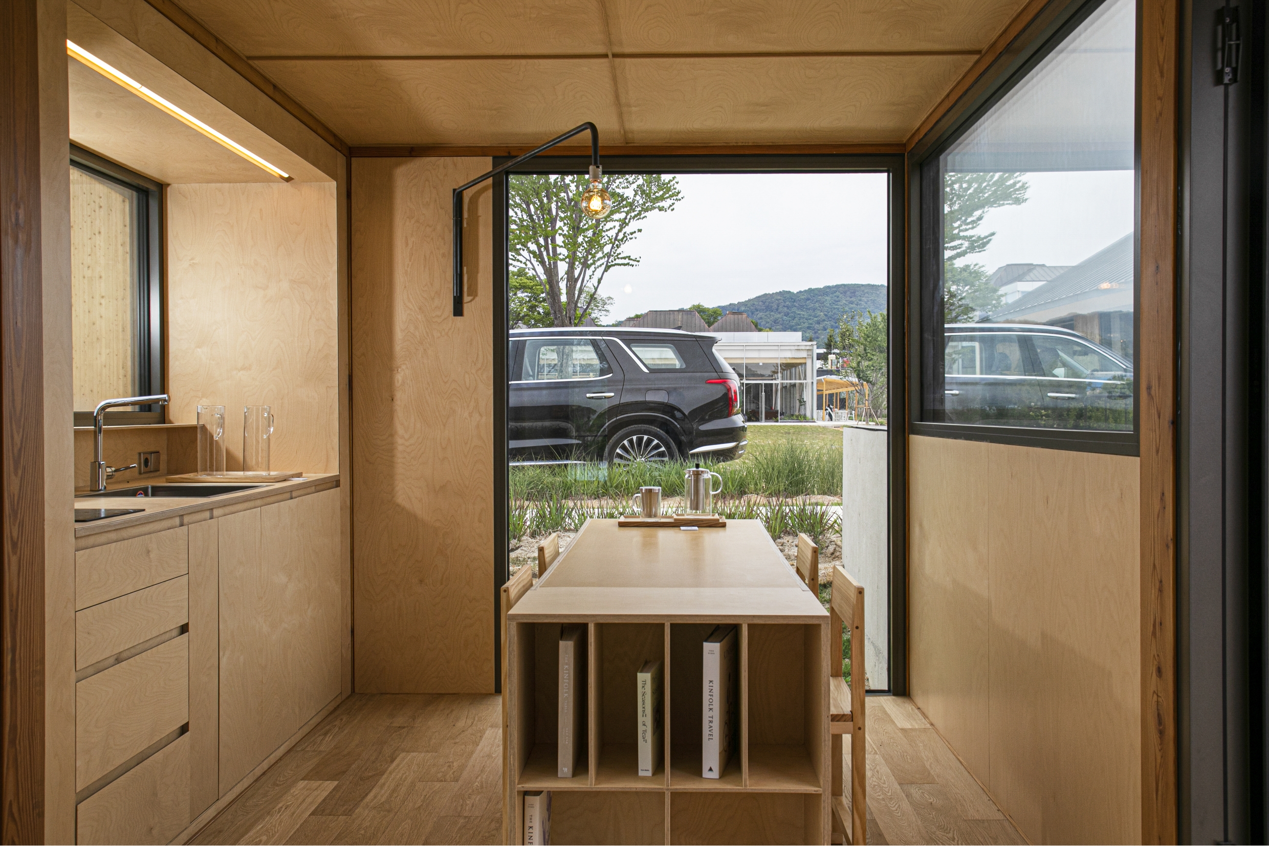 창문 너머로 보이는 더 뉴 팰리세이드의 모습