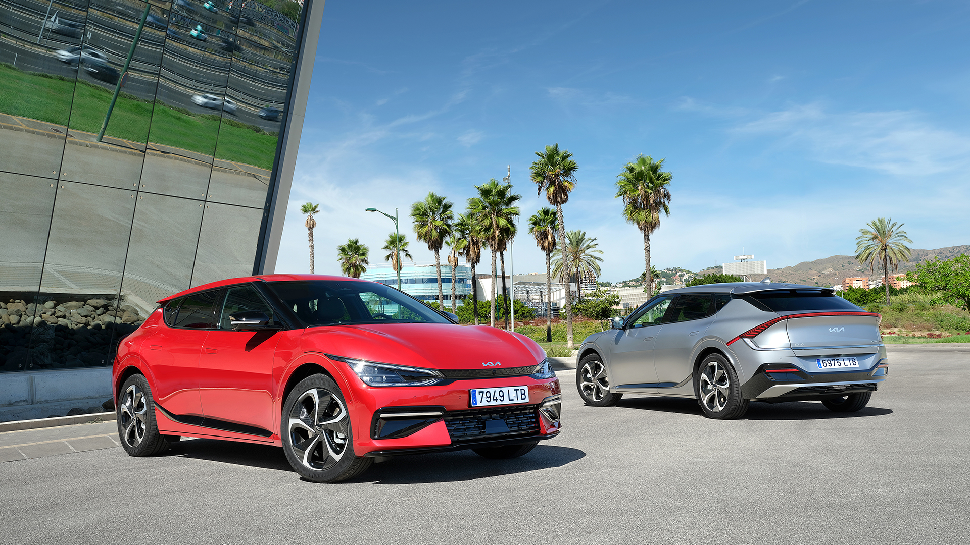 기아 EV6가 서 있는 모습