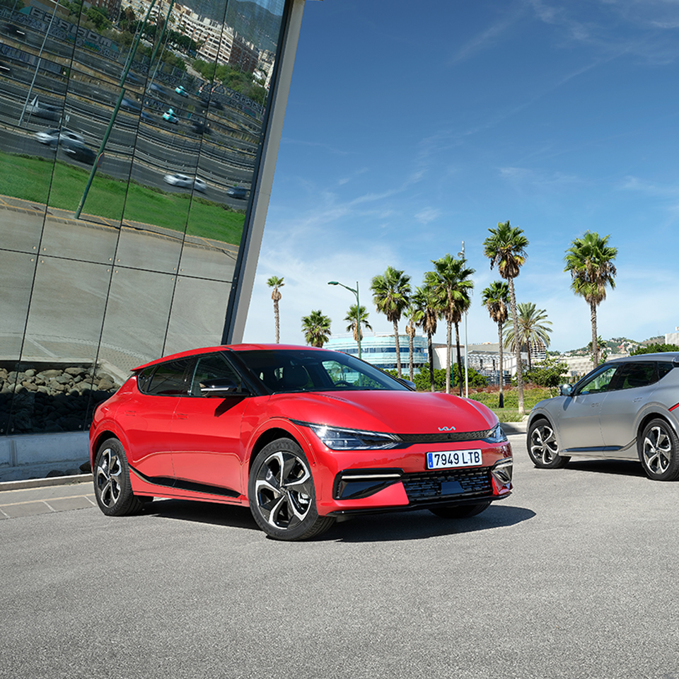 기아 EV6가 서 있는 모습