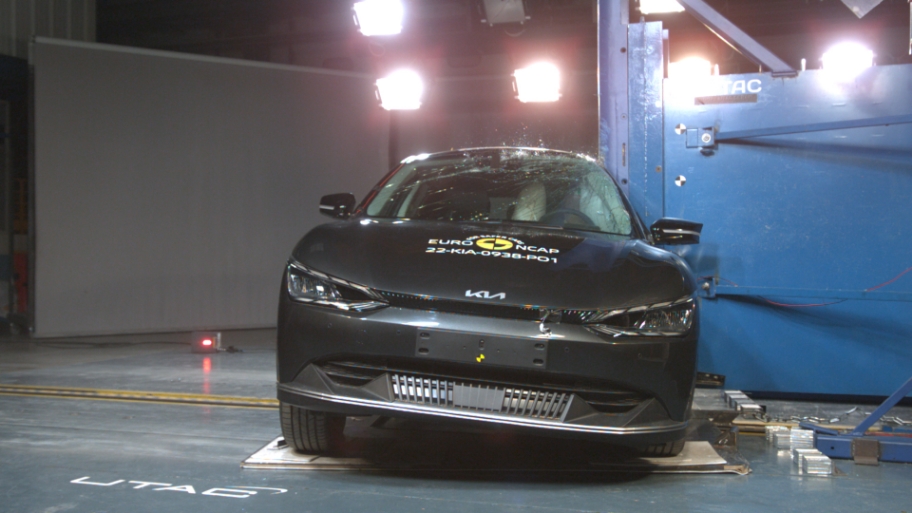 기아 EV6의 측면 충돌 테스트 모습
