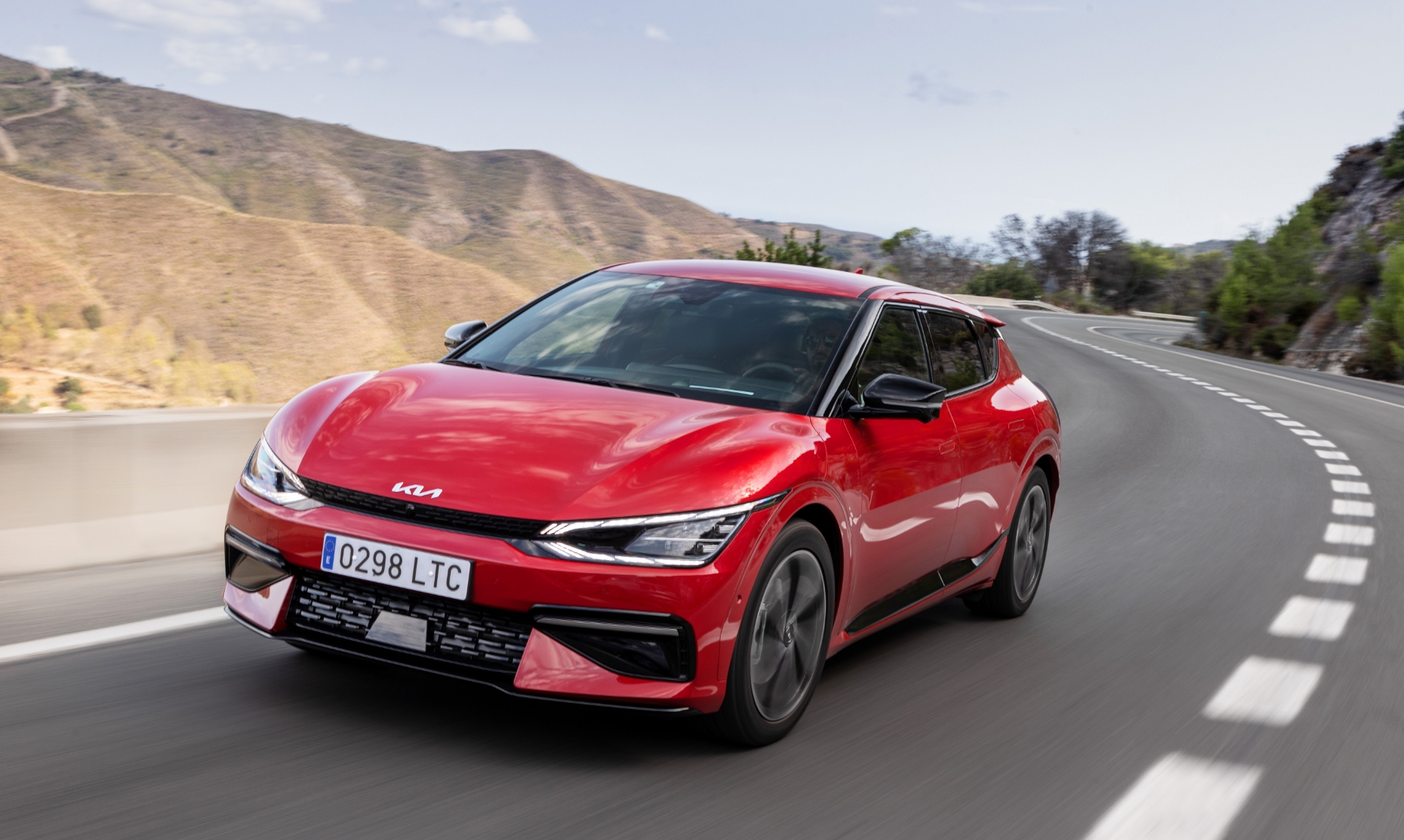 차로 유지 보조를 갖춘 기아 EV6의 주행 모습