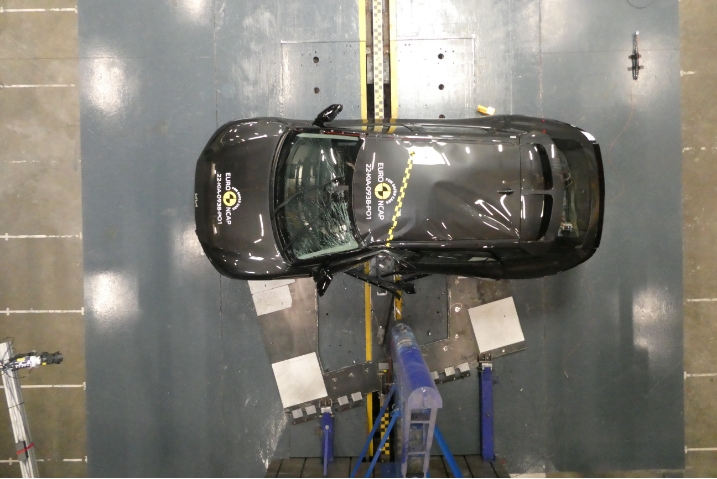 기아 EV6의 사이드 폴 충돌 테스트 모습