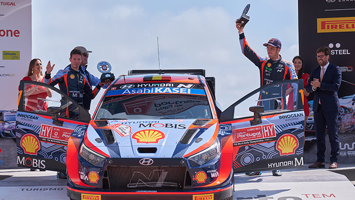 Thierry Neuville and Martijn Wydaeghe posing