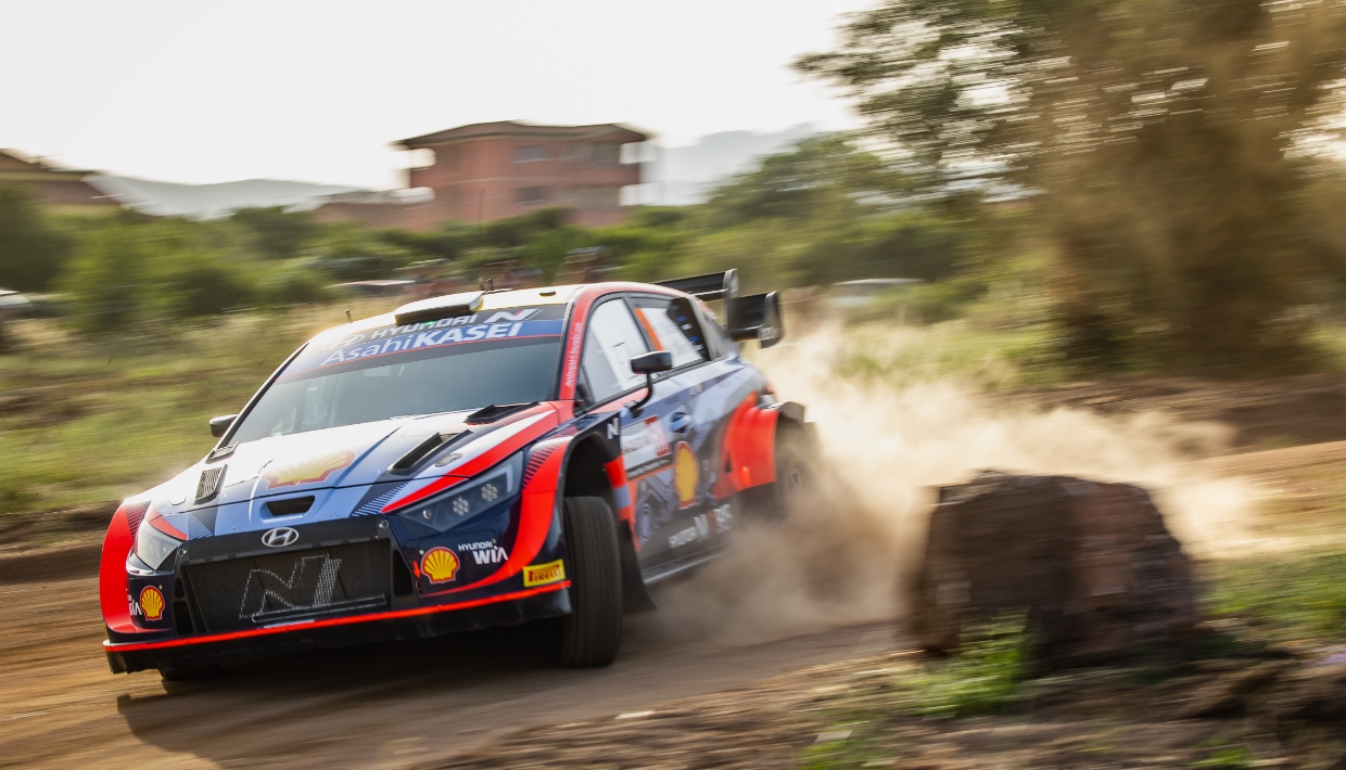 현대 i20 N WRC 랠리1의 역동적인 주행 모습