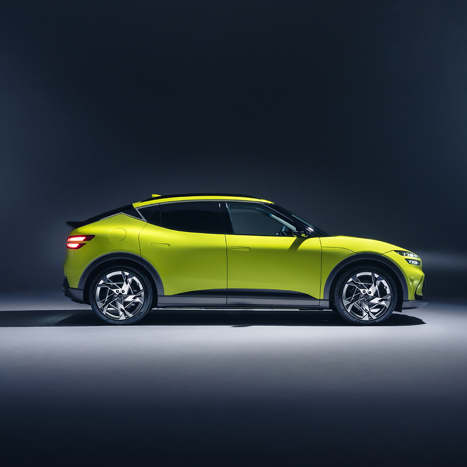 검은 배경의 스튜디오 안에 서 있는 GV60의 우측면 모습