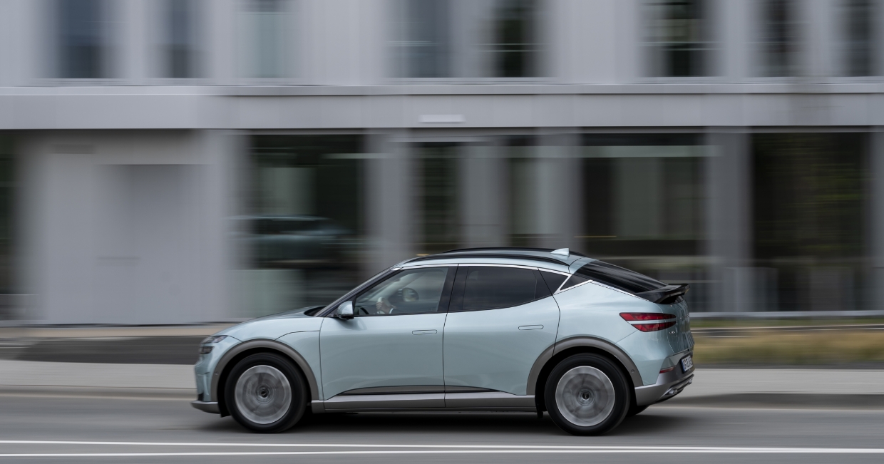 도심을 질주 중인 GV60의 후측면 모습