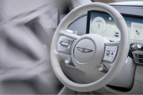 운전석 쪽에서 바라 본 GV60의 운전대 모습