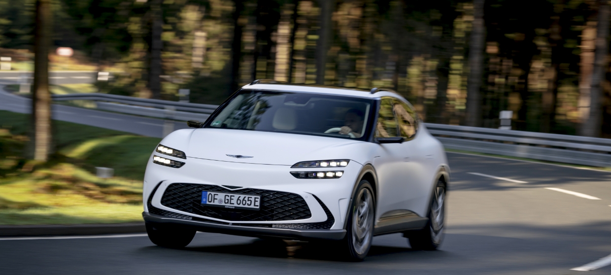 유럽의 교외 길을 달리고 있는 GV60의 모습