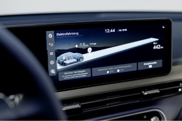 GV60의 인포테인먼트 디스플레이에서 주행 가능 거리가 나와 있는 모습