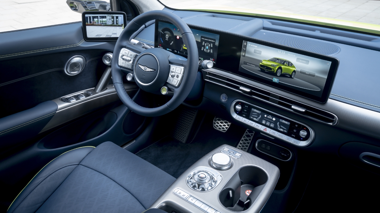 천장에서 바라 본 GV60의 운전석 모습