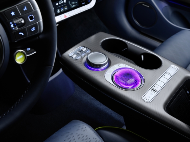 크리스탈 스피어를 포함한 GV60의 플로팅 센터콘솔 모습