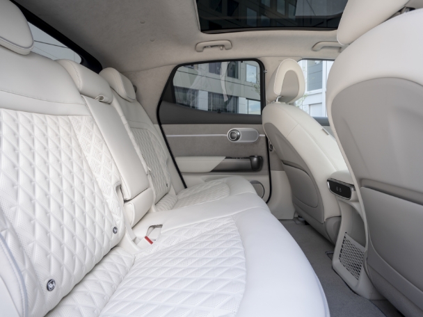 측면에서 바라 본 GV60의 뒷좌석 공간 모습