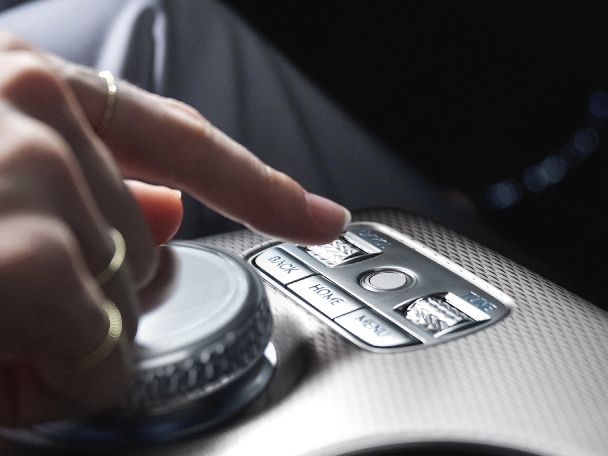 사용자가 GV60의 지문 인식 시스템을 사용하는 모습