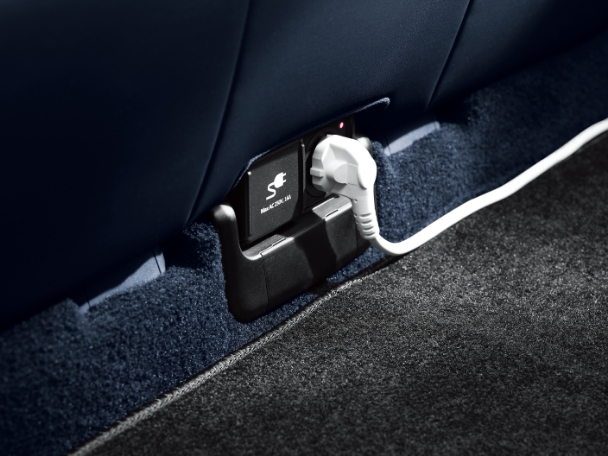 GV60의 뒷좌석 하단에 적용된 V2L 콘센트의 모습
