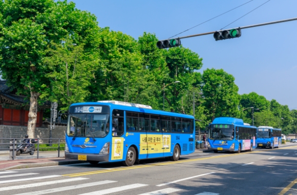 Seoul city buses running in a line