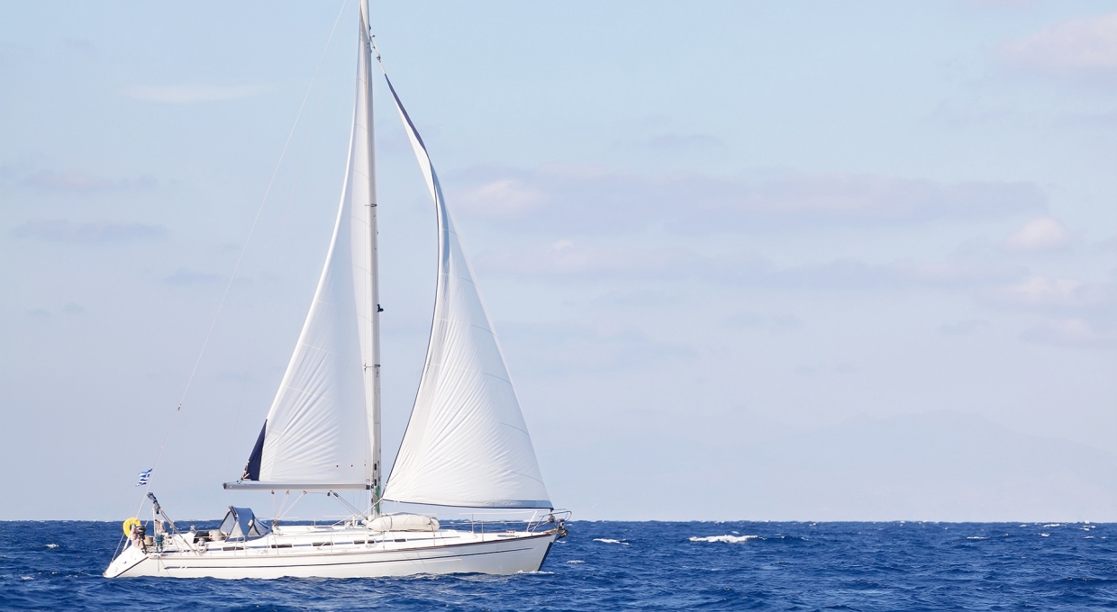바다 위에 떠 있는 하얀 요트 모습