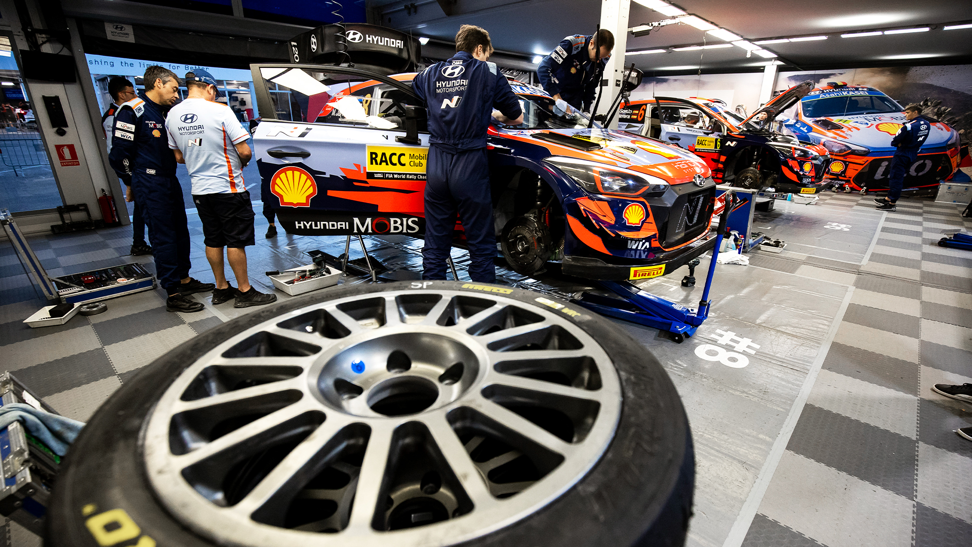 서비스 파크에서 현대 i20 WRC 랠리카를 정비하는 모습