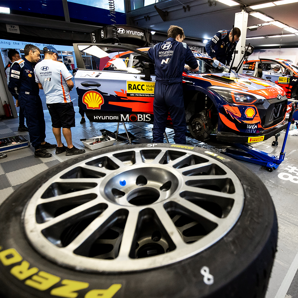 서비스 파크에서 현대 i20 WRC 랠리카를 정비하는 모습