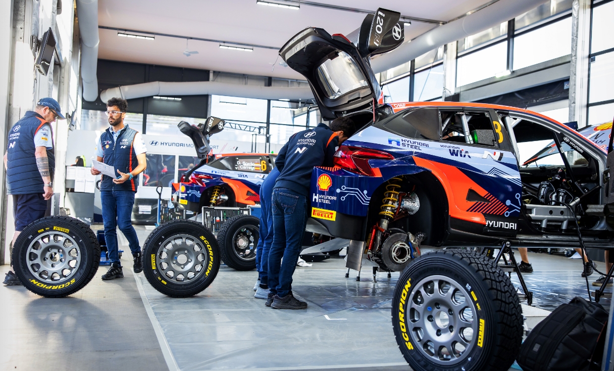 i20 WRC 랠리카를 점검하는 모습