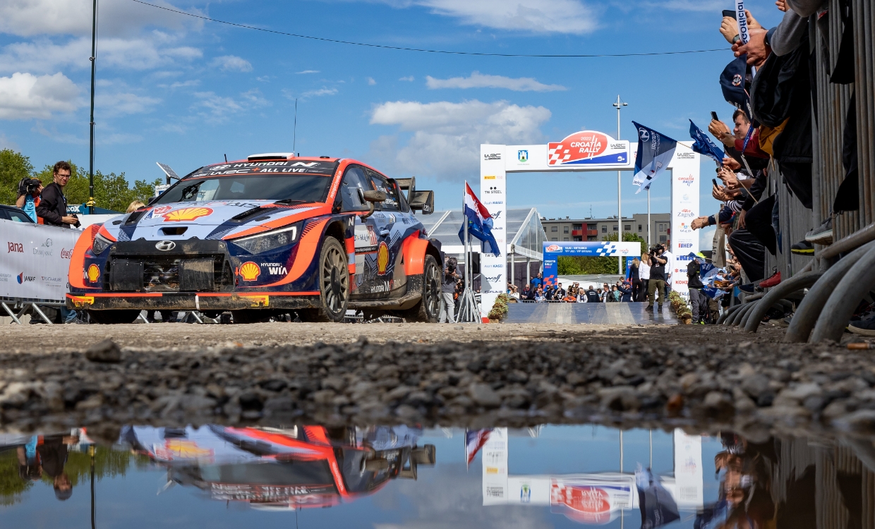 관중들 앞에 서 있는 i20 WRC 랠리카의 모습