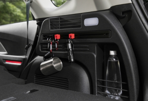 니로 플러스의 적재 공간 측면에 마련된 수납 공간의 모습