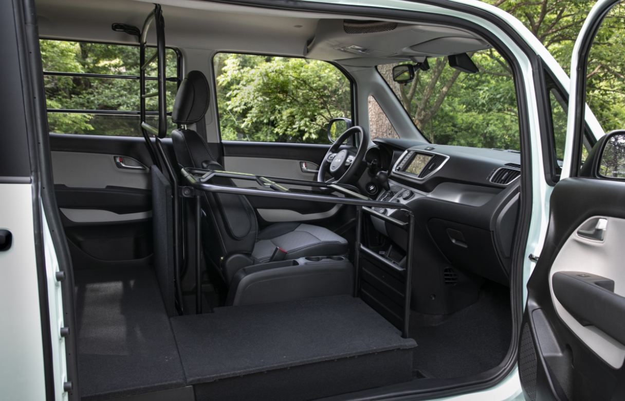 우측의 있는 모든 문을 열고 들여다 본 레이 1인승 밴의 실내 공간 모습