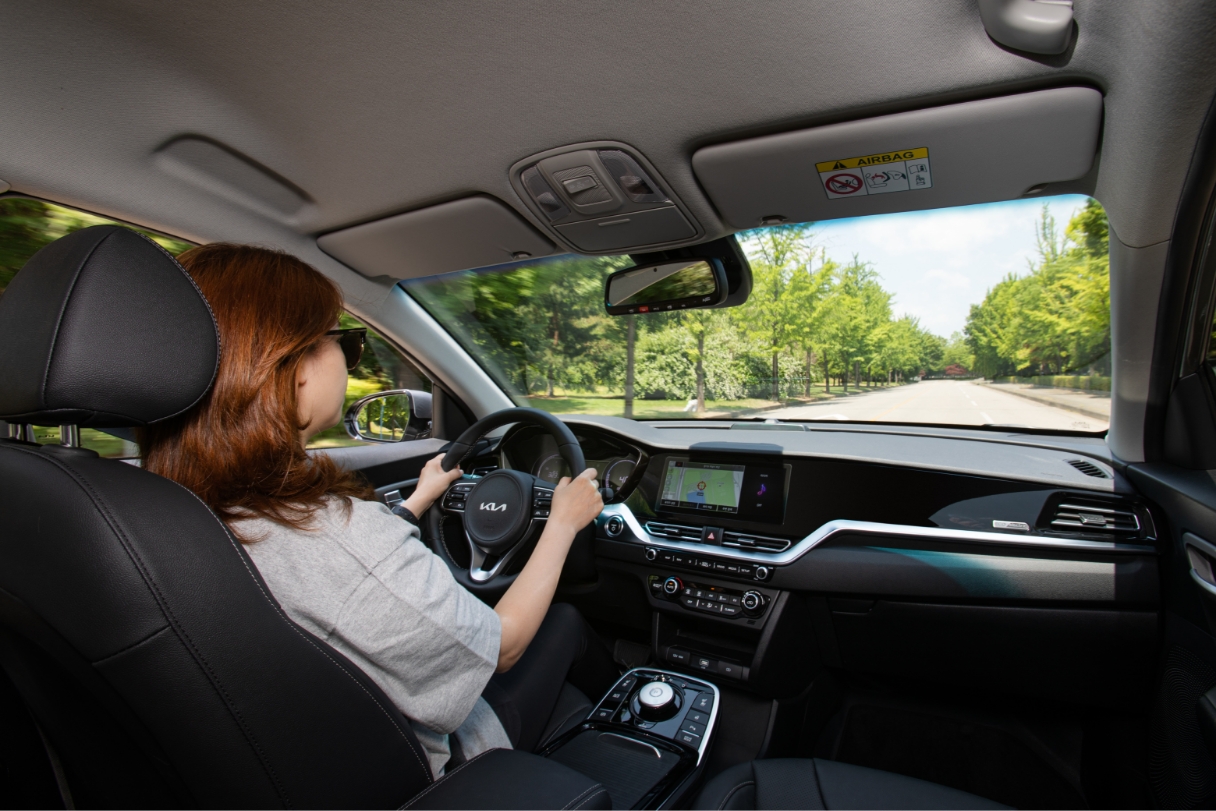 니로 플러스를 운전하고 있는 모습