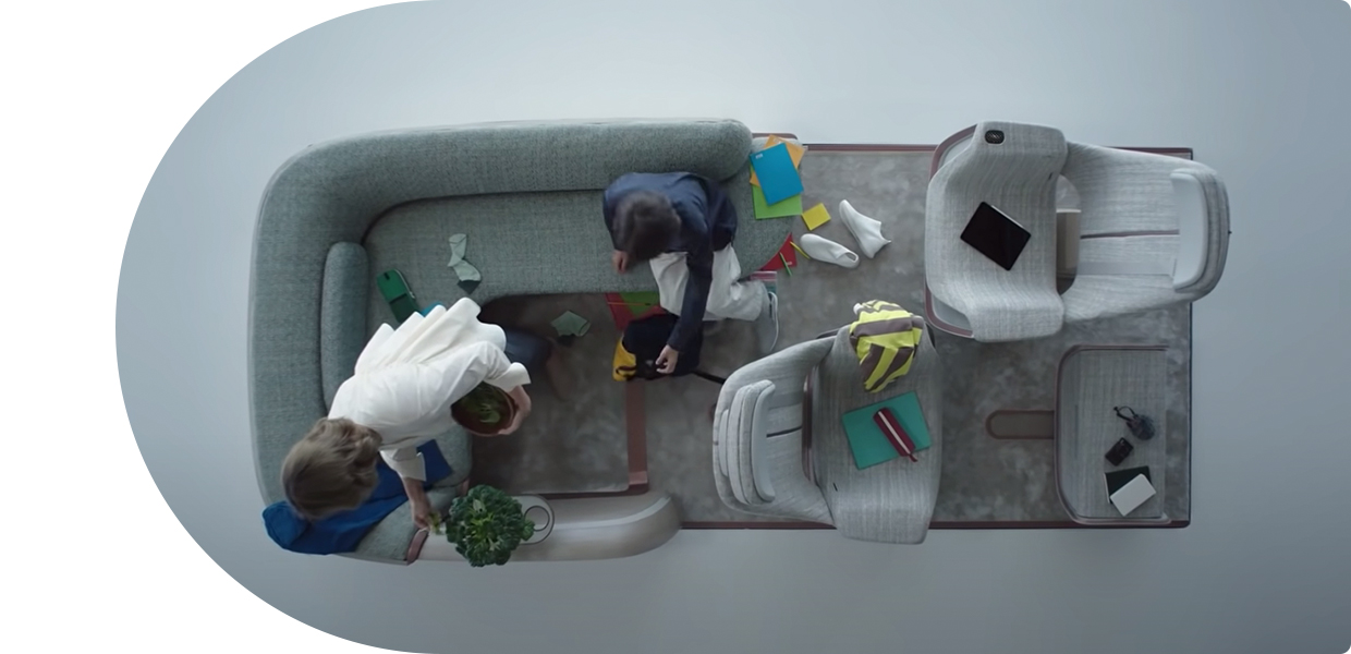 현대차 세븐의 실내에 여성과 아이가 거주하는 모습