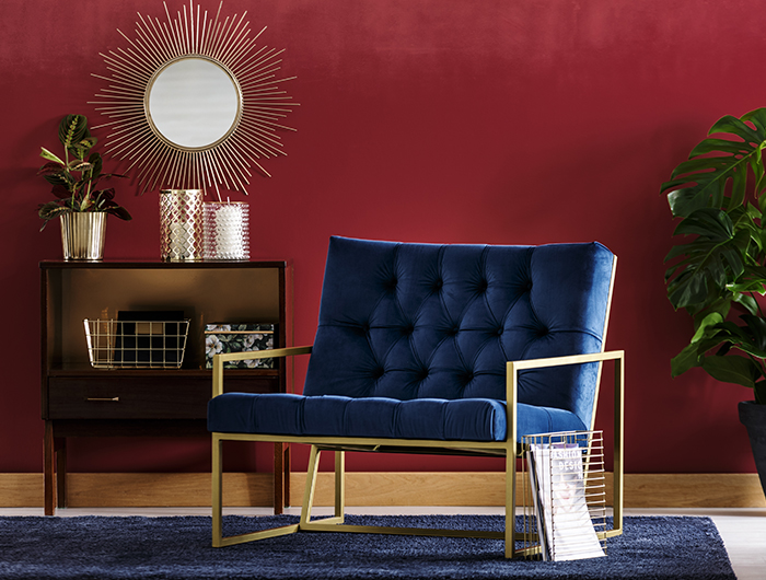 빨간색 벽지와 파란색 의자가 놓인 실내 모습