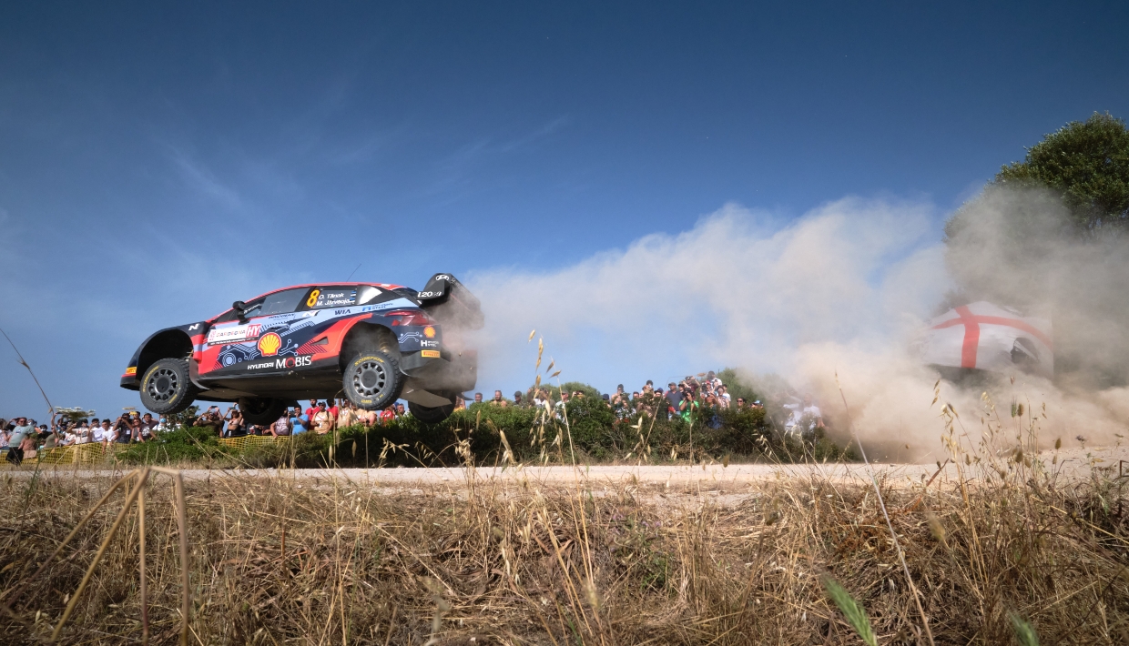 Hyundai i20 N WRC Rally 1 is jumping