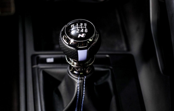 The manual shift lever of the Avante N and the rest