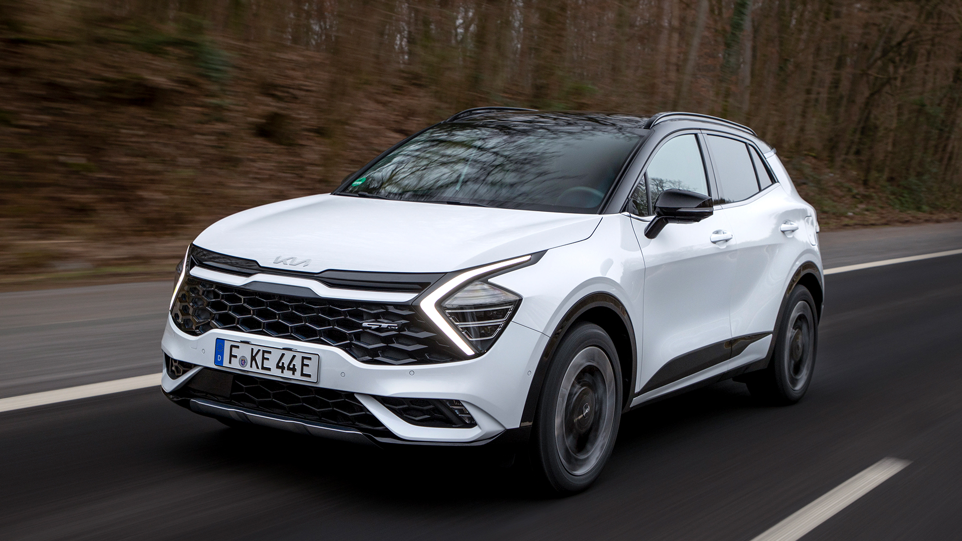 유럽의 도로를 질주 중인 스포티지 PHEV의 모습