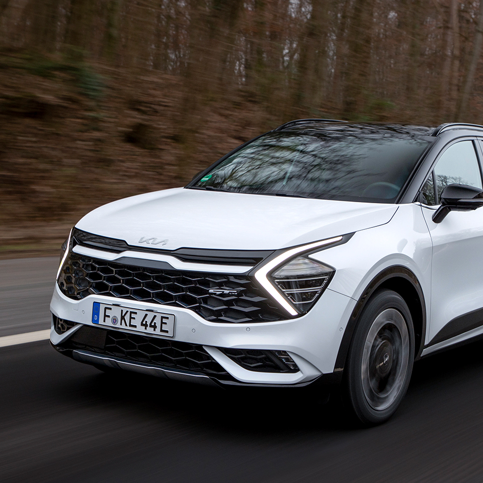 유럽의 도로를 질주 중인 스포티지 PHEV의 모습