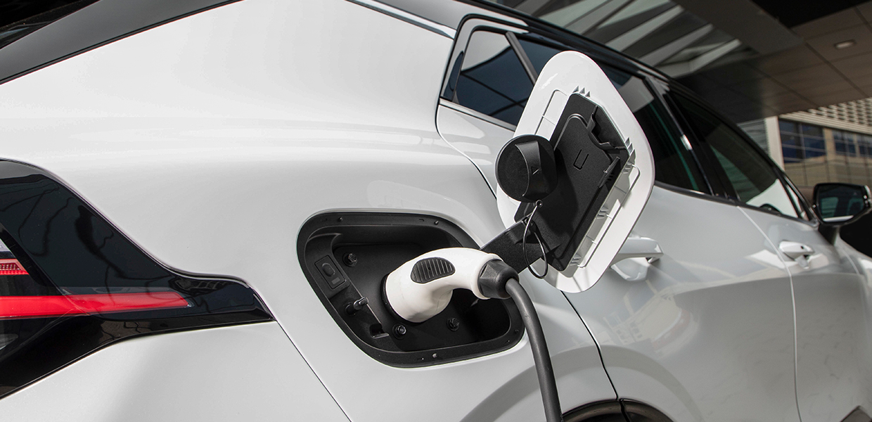 배터리를 충전 중인 스포티지 PHEV의 충전구 모습